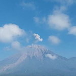 Gunung Semeru Erupsi Lagi, Kolom Abu Capai 800 Meter di Atas Puncak