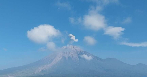 Gunung Semeru Erupsi Lagi, Kolom Abu Capai 800 Meter di Atas Puncak