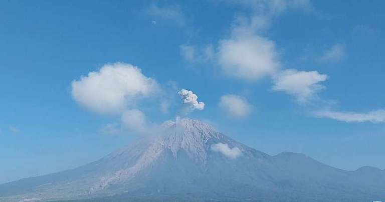 Gunung Semeru Erupsi Lagi, Kolom Abu Capai 800 Meter di Atas Puncak
