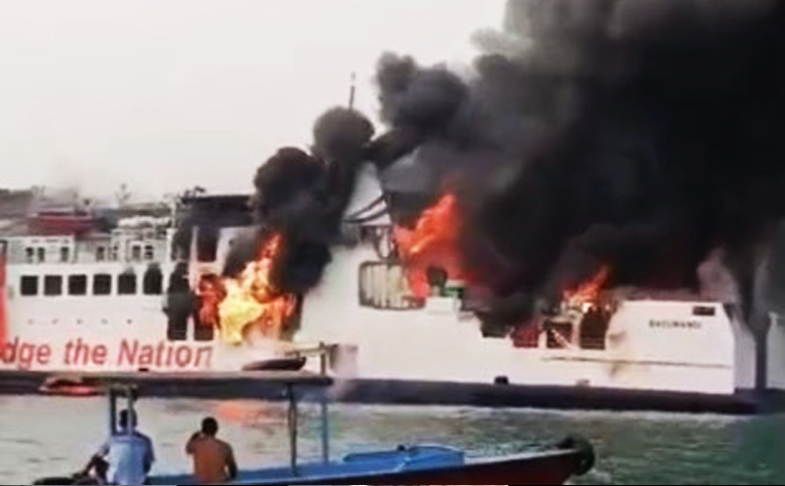 KMP Batumandi Terbakar di Perairan Merak, 420 Penumpang Berhasil Dievakuasi