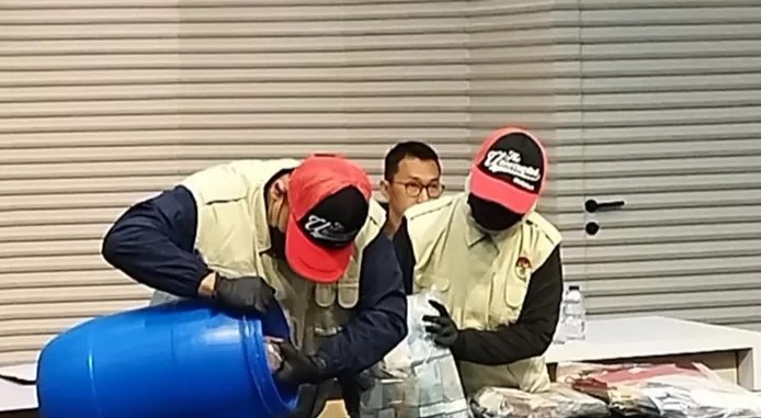 KPK Tahan Bupati Klaten, Uang Rp934 Juta dalam Tong Biru Jadi Sorotan