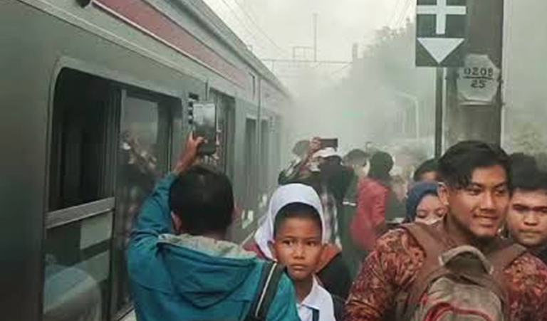 KRL Jakarta Kota–Bogor Sempat Mengeluarkan Asap, KAI Commuter Jelaskan Penyebabnya