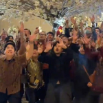 Viral! Pengantin Lempar Kartu Pokémon, Tamu Pernikahan Berebut Hadiah