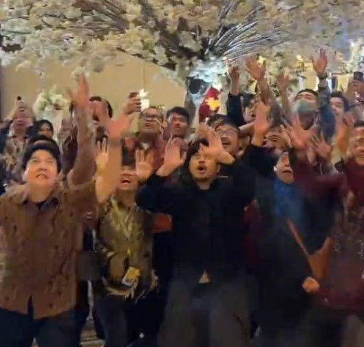 Viral! Pengantin Lempar Kartu Pokémon, Tamu Pernikahan Berebut Hadiah