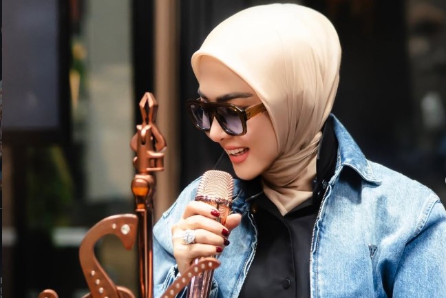 Syahrini Siap Comeback ke Panggung, Tegaskan Tetap dengan Ciri Khasnya